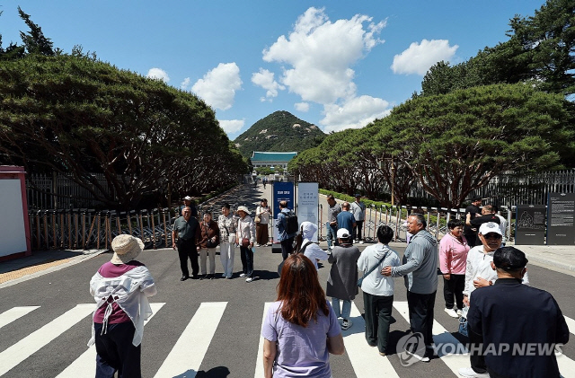 지난 4일 서울 종로구 청와대를 찾은 관광객들이 기념 촬영하고 있다. 이재명 대통령은 대통령 집무실을 청와대로 이전할 방침이다. 다만 청와대 개·보수 작업이 완료될 때까지는 당분간 용산 대통령실로 출근할 전망이다. [연합뉴스]